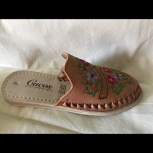 Handmade Embroidered Sandals - Picture 5 of 8